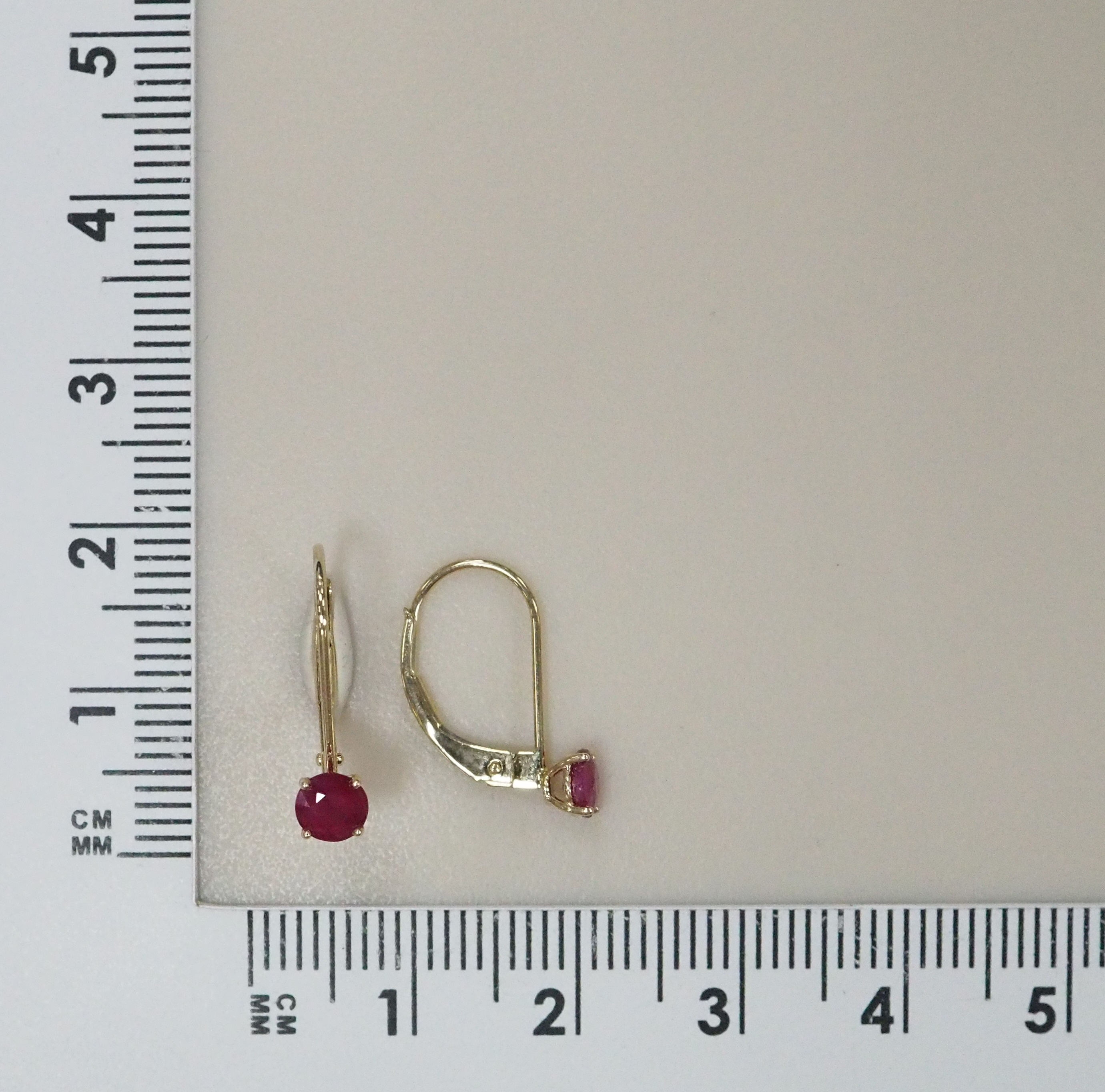 Серьги из желтого золота с рубинами